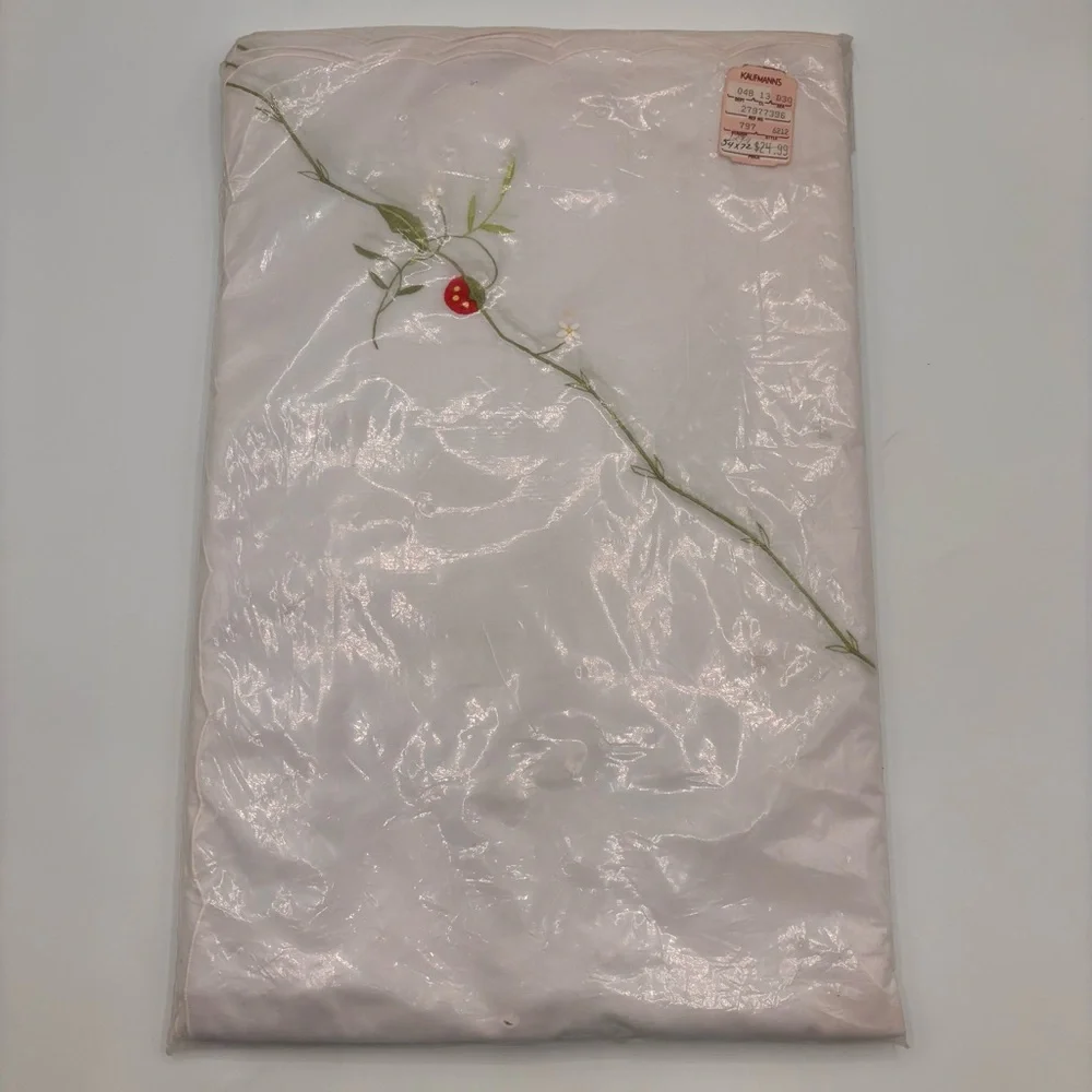 Vintage‎ Lorraine Home Tablecloth Napkins Embroidered Strawberry Set Unused